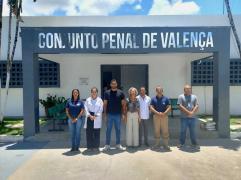Turma da Educação de Jovens e Adultos (EJA) do Conjunto Penal de Valença recebe kit-escola e dialoga com equipe do NTE 6