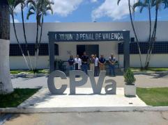 Turma da Educação de Jovens e Adultos (EJA) do Conjunto Penal de Valença recebe kit-escola e dialoga com equipe do NTE 6