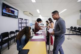 Educação em Movimento professores-atletas retiram kits da corrida de sábado 2.jpeg