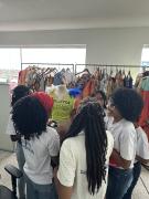 Oficina do Projeto Férias na Escola ensina estudantes a customizarem abadás 1.jpg