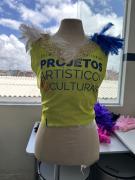 Oficina do Projeto Férias na Escola ensina estudantes a customizarem abadás 2.jpg