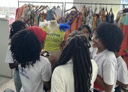 Oficina do Projeto Férias na Escola ensina estudantes a customizarem abadás 3.jpg