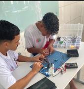 Estudantes da rede estadual de Jacobina criam sirene automatizada e levam inovação à escola municipal 4.jpeg