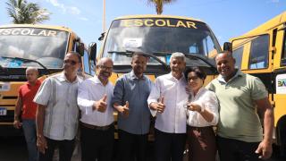 Governo do Estado entrega 101 novos ônibus escolares para municípios baianos, com investimento de R$ 43,8 milhões (2).jpeg