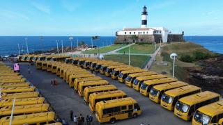 Governo do Estado entrega 101 novos ônibus escolares para municípios baianos, com investimento de R$ 43,8 milhões (6).jpeg
