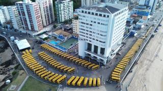 Governo do Estado entrega 101 novos ônibus escolares para municípios baianos, com investimento de R$ 43,8 milhões (7).jpeg