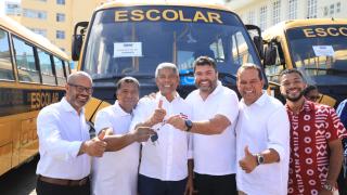 Governo do Estado entrega 101 novos ônibus escolares para municípios baianos, com investimento de R$ 43,8 milhões.jpeg