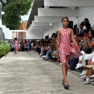 Estudantes do bairro do Arenoso celebram a cultura e a beleza do povo negro