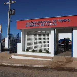 Moradores de Cocos recebem pacote de obras do governo do estado em educação