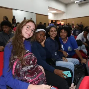 Caravana da Educação beneficia comunidade escolar de Feira de Santana com entrega de livros e ofertas de serviços