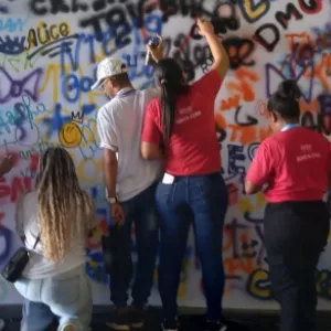 Grafite ganha destaque no encontro da rede estadual da Educação, em Salvador