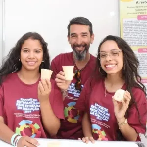 Jovens cientistas criam copo biodegradável a partir do amido de mandioca e bagaço de cana