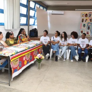 Rainha do Congo participa de encontro em colégio estadual, em Salvador