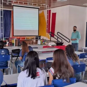 Rede estadual de ensino intensifica preparação de estudantes na reta final para o Enem
