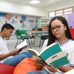 No Dia Mundial da Água, estudantes fazem mutirão de limpeza na Praia da Penha, em Salvador