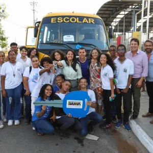 Estado entrega novos ônibus escolares em Camaçari