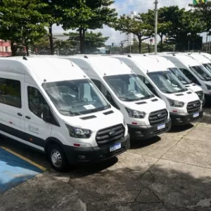 Governo do Estado entrega dez vans para atender estudantes nas aulas de campo da UNEB