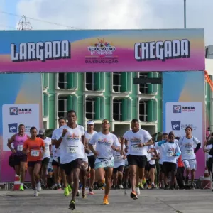 1ª Corrida e Caminhada da Educação reúne dez mil participantes e arrecada três toneladas de alimentos para o Bahia Sem Fome