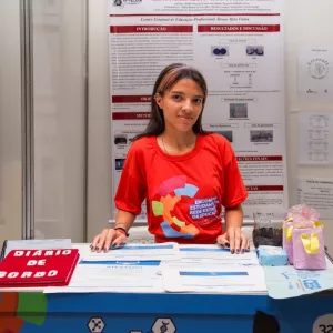 Alunas da escola pública usam sementes de melão e melancia para criar papel