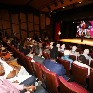 Estudantes do Colégio Estadual Mário Costa Neto assistem ao filme "Tudo Que Você Precisa é Amor" no Cineteatro 2 de Julho