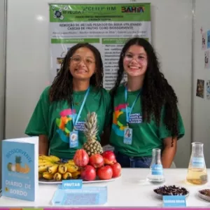 Estudantes de Camaçari utilizam cascas de frutas para tratar água contaminada