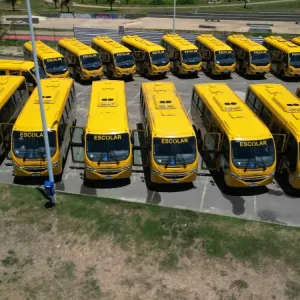 Governo do Estado amplia mobilidade de estudantes do interior com entrega de 417 ônibus escolares