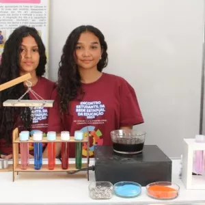 Estudantes reciclam materiais para produzir aparelhos usados em laboratórios de ciência