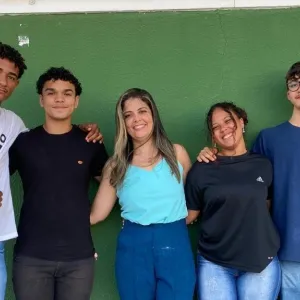 Sacola biodegradável desenvolvida por estudantes baianos é apresentada em evento internacional