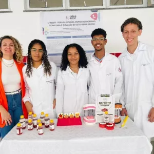 Jovens baianos criam enxaguante bucal à base de própolis e barbatimão