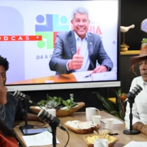 Jerônimo anuncia contratação de psicólogos para a rede estadual de ensino e garante novo piso da Educação