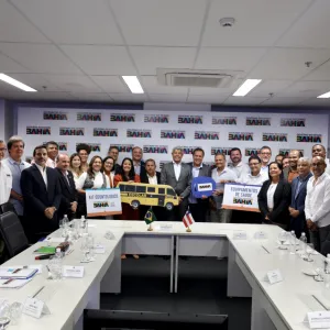 Em reunião com prefeito de Pojuca, Jerônimo entrega ônibus escolar, ambulância e kits de saúde para o município