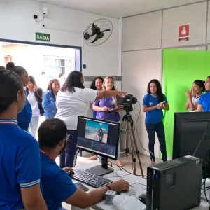 Aula de fotografia com estudantes em sala de aula