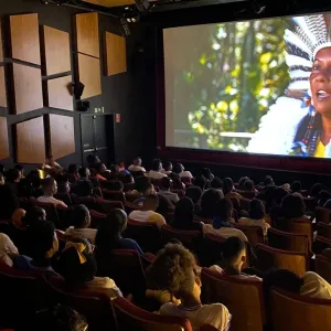 Estudantes da rede estadual assistem a filme baiano sobre educadores indígenas no Cineteatro 2 de Julho, em Salvador