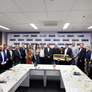 Governo do Estado anuncia novos investimentos e entrega ônibus escolar para Mata de São João