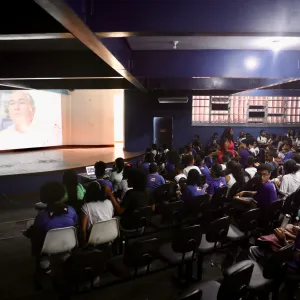 Escolas estaduais participam de sessão de cinema em comemoração ao aniversário de Salvador