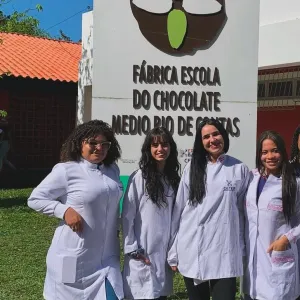 A caspa, doença causada por um fungo, é uma condição dermatológica que provoca descamação do couro cabeludo e pode gerar coceira e desconforto. Incomodadas com o problema enfrentado por pessoas da sua comunidade escolar, as estudantes Maria Clara Quaresma, Sofia Gisele Costa e Vitória Lima de Jesus, do Centro Territorial de Educação Profissional do Médio Rio das Contas, em Ipiaú, orientadas por Atanael de Jesus, desenvolveram um shampoo à base de babosa e juá, com propriedades antifúngicas que podem auxilia