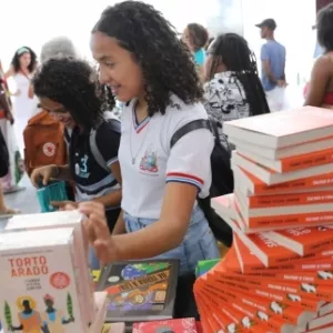 Comunidade escolar do Colégio Estadual Antônio Figueredo participa da I Feira de Literatura e Arte de Ibiassucê