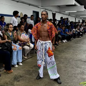 Desfile apresenta peças autorais de moda afro feita por estudantes