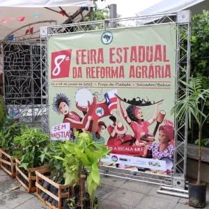 Estudantes participam da Feira do MST na Praça da Piedade