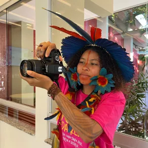 Indígena com câmera fotográfica