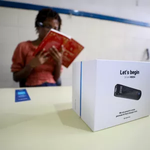 Estudantes com deficiência visual da rede estadual são beneficiados com 174 óculos inteligentes