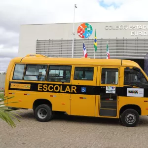 Governo entrega novos ônibus escolares para Santo Estevão