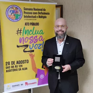 Secretária da Educação recebe Prêmio Reconhecer, dado pelas APAEs