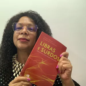 Professora da rede estadual concorre ao Prêmio Jabuti Acadêmico por participação em livro sobre estudos surdos