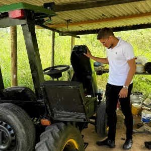 Estudante da EJA de Ribeira do Pombal constrói trator com materiais reaproveitados