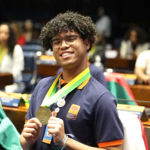 Estudante baiano assume vaga de jovem senador