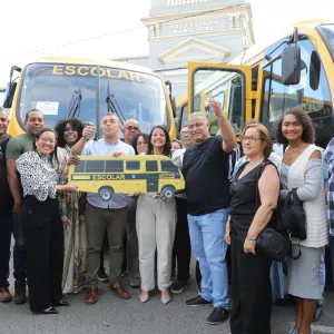 Após incêndio em garagem, Governo entrega novos ônibus de transporte escolar e garante continuidade das aulas de Santo Estevão