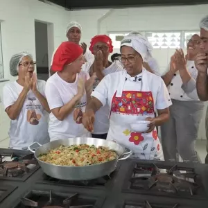 Cozinheira da rede estadual leva sabor da escola para o Panela de Bairro