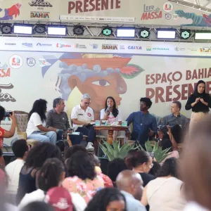 FLICA 2025: mesa de conversa debate a leitura como prática essencial para formação de cidadãos