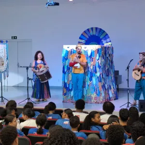 Estudantes da rede estadual assistem espetáculo do Festival Nacional de Teatro Infantil de Feira de Santana na escola